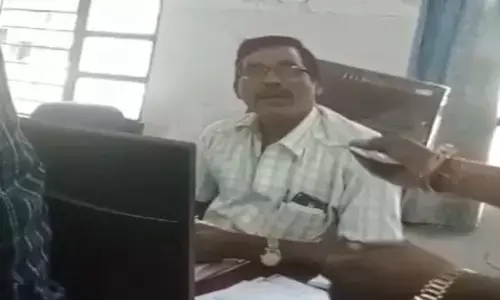 CG Jashpur News: उपपंजीयक का रिश्वत लेते देखिये वायरल Video, जमीन रजिस्ट्री के नाम पर मांग रहे रूपए...