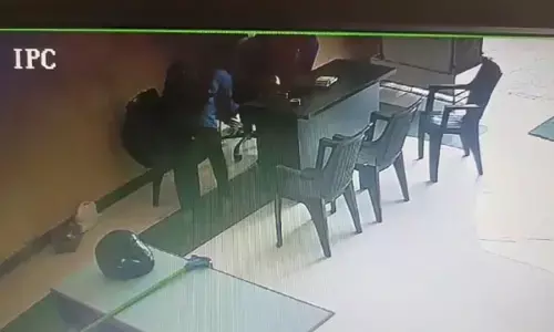 CG Janjgir News: व्यापारी के ऑफिस में घुसकर कट्टे की नोक पर लूट, नकाबपोश बदमाशों ने मुंशी के आंखों में मिर्च पाउडर छिड़क घटना को दिया अंजाम