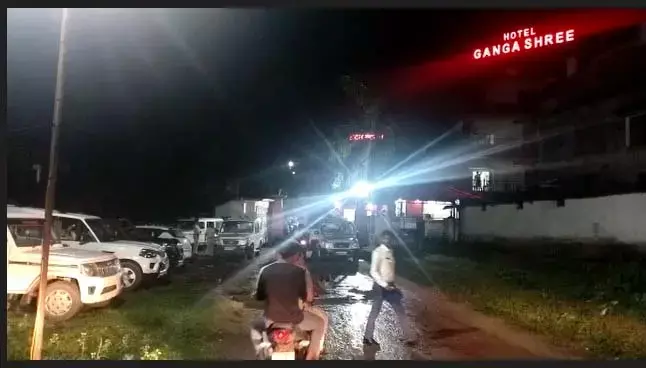 Baikunthpur News: Raid on Congress leaders bar CG: कांग्रेस नेता के होटल के बार में पुलिस और आबकारी विभाग का रेड, बिक रही थी एमपी की शराब, एसपी के नेतृत्व में दबिश