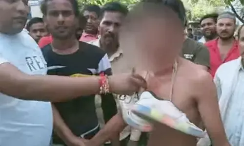 UP News-प्रेमिका से मिलने आये प्रेमी को अर्धनग्न कर पीटा और जूतों की माला पहनाई, केस दर्ज