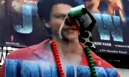 Jawan Movie : फिल्म जवान का लोगों पर चढ़ा खुमार, शाहरुख के फैंस ने पोस्टर को दूध से नहलाया, यहां देखिए वायरल वीडियो...