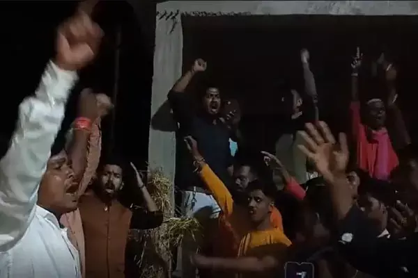 Jashpur News जशपुर में जन्माष्टमी का आयोजन बाधित करने का आरोप, नाराज ग्रामीणों ने फूंका कांग्रेस के विधायक का पुतला
