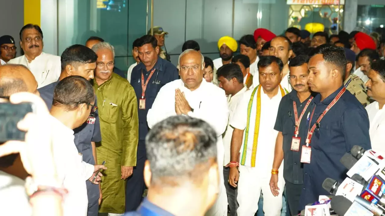 Kharges visit in Chhattisgarh: खड़गे पहुंचे रायपुर, एयरपोर्ट पर हुआ भव्‍य स्‍वागत, जाने क्‍या है छत्‍तीसगढ़ में उनका पूरा कार्यक्रम