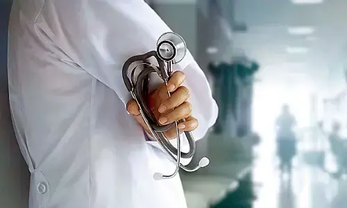 Delhi News: सफदरजंग अस्पताल में गुस्साए मरीज ने डॉक्टर पर पेंचकस से किया हमला, हत्या के प्रयास का मामला दर्ज