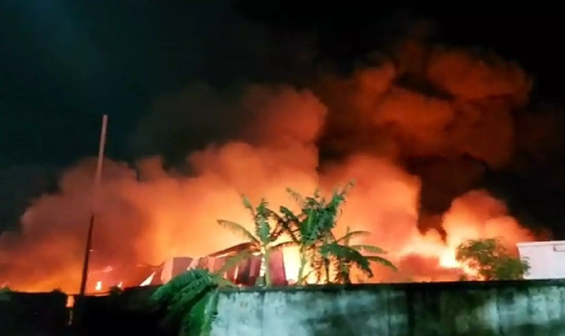 Greater Noida News: ग्रेटर नोएडा में वेयरहाउस में लगी भीषण आग, लाखों का सामान राख Greater Noida News: ग्रेटर नोएडा में वेयरहाउस में लगी भीषण आग, लाखों का सामान राख