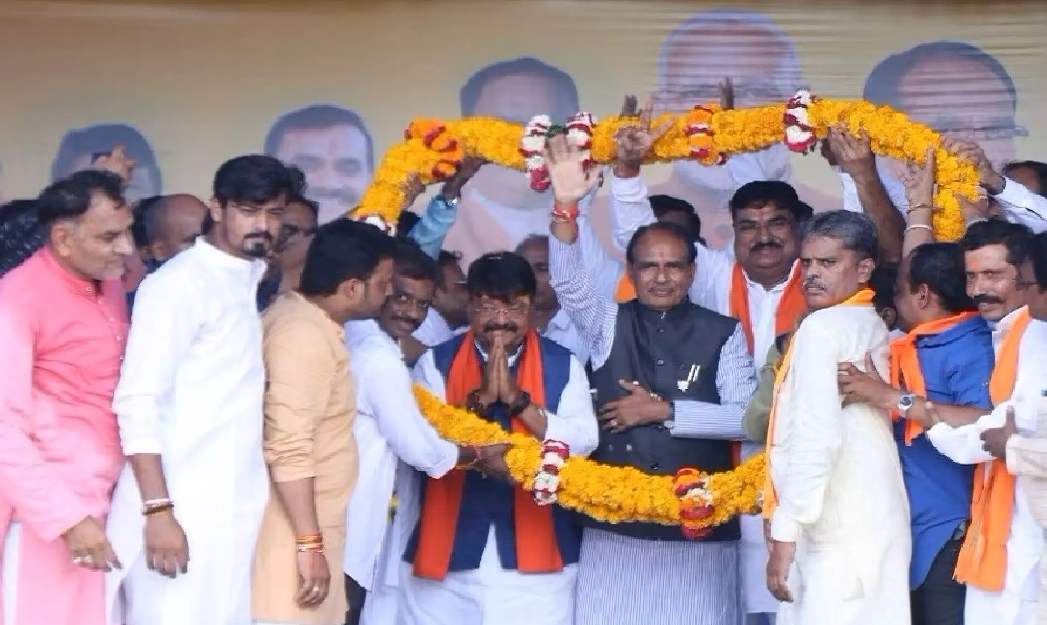 Madhya Pradesh News:मध्य प्रदेश में 450 रुपये में मिलेगा गैस सिलिंडर, चुनाव से पहले शिवराज चौहान का बड़ा ऐलान