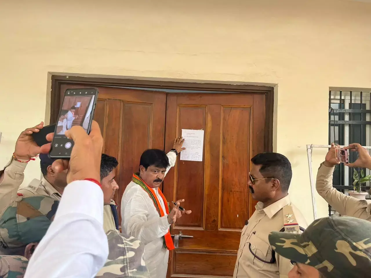 Sanvida bharti: संविदा भर्ती का आवेदन शुल्क वापस करने की मांग, घेराव के बाद 24 घंटे का अल्टीमेटम Sanvida bharti: संविदा भर्ती का आवेदन शुल्क वापस करने की मांग, घेराव के बाद 24 घंटे का अल्टीमेटम