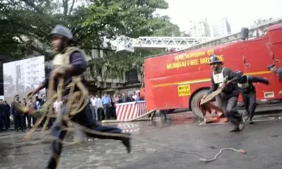 Mumbai Fire News: जलती हुई पांच मंजिला इमारत से दो नवजात समेत 33 लोगों को सुरक्षित निकाला