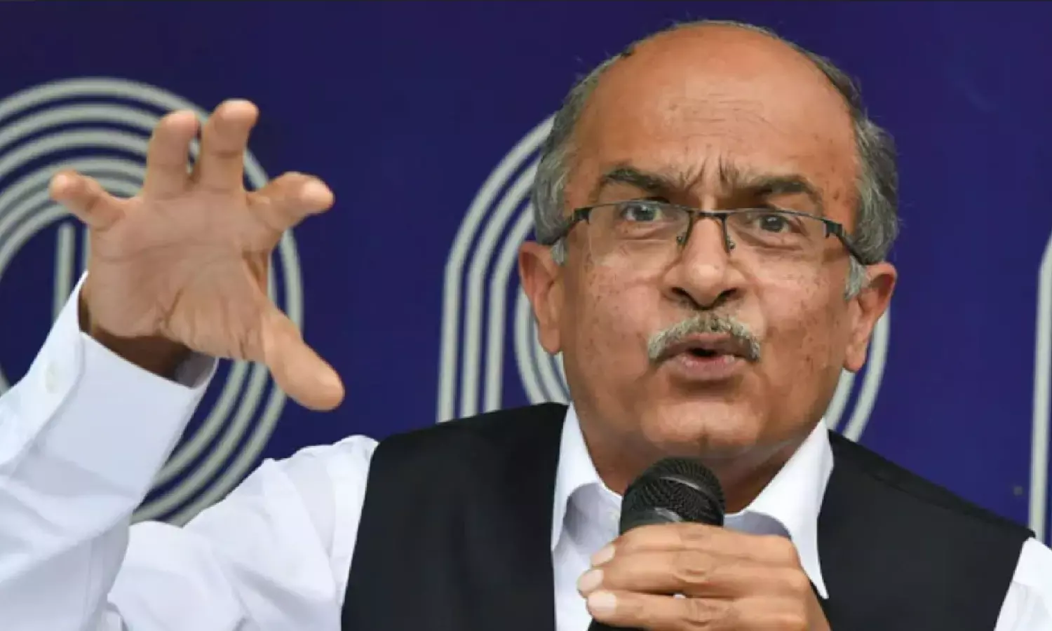 Prashant Bhushan: प्रशांत भूषण की ओडिशा सरकार को चेतावनी, कहा- किसानों को जमीन वापस नहीं दी तो केस करेंगे Prashant Bhushan: प्रशांत भूषण की ओडिशा सरकार को चेतावनी, कहा- किसानों को जमीन वापस नहीं दी तो केस करेंगे