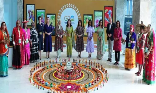 जी-20 में आयीं फर्स्ट लेडी ने छत्तीसगढ़ के मिलेट से बने लड्डू का लिया स्वाद, बस्तर आने का निमंत्रण