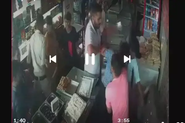 CG Bilaspur News: होटल में घुसकर मैजेनर की लाठी-डंडे से पिटाई, पुलिस देखती रही तमाशा, देखें वायरल वीडियो...