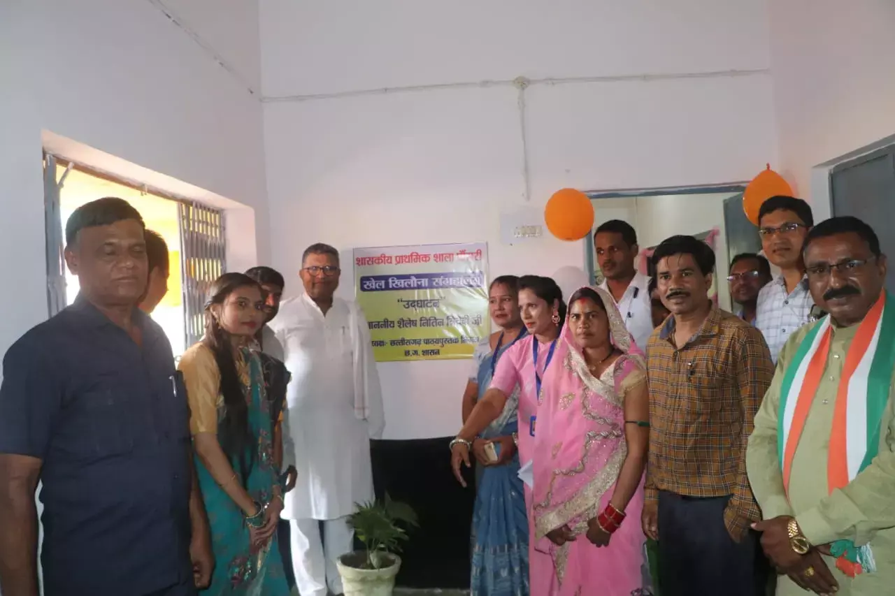 अलग खबर: छत्‍तीसगढ़ की सरकारी शिक्षिका ने स्‍कूल में बनाया अनोखा खिलौना संग्रहालय, पुराने खेल के साथ बच्‍चे पढ़ रहे नया पाठ
