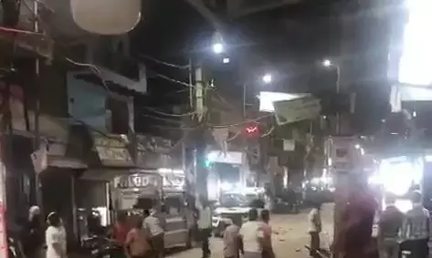 Ghaziabad Crime News: खोडा में पैसों के विवाद में दो पक्षों में जमकर चले पत्थर, गाड़ी तोड़ी, हिरासत में कई