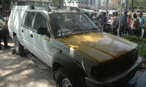 Mirzapur News: मिर्जापुर में दिनदहाड़े ATM कैश वैन से लाखों की लूट, गार्ड की गोली मारकर हत्या