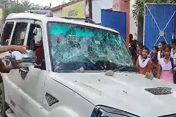 Bihar News: बिहार न्‍यूज: छात्राओं का का फूटा गुस्सा, डीईओ की गाड़ी में कर दी तोड़फोड़, देखें वीडियो