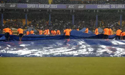 IND vs SL Asia Cup 2023 :  बारिश के कारण रुका मैच, श्रीलंकाई स्पिनर्स के जाल में फंसे भारतीय बल्लेबाज, स्कोर : 197/9...