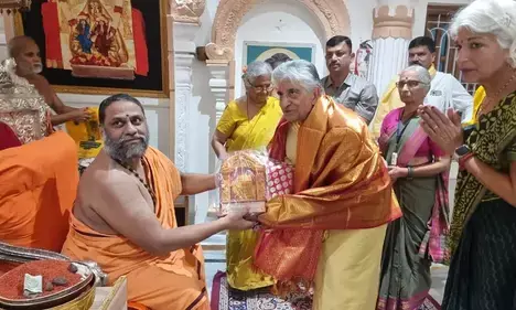 Rishi Sunak News: ब्रिटिश पीएम ऋषि सुनक के माता-पिता ने आंध्र मंदिर का किया दौरा