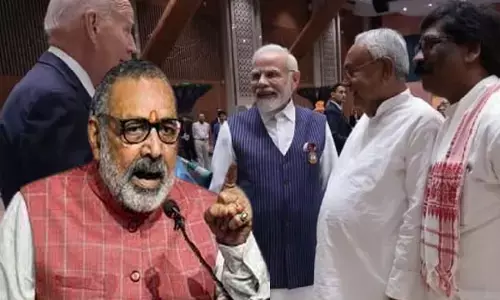 Patna News: लपक कर पीएम नरेंद्र मोदी से मिलने गए सीएम, पटना पहुंचते ही गिरिराज सिंह ने नीतीश कुमार पर साधा निशाना