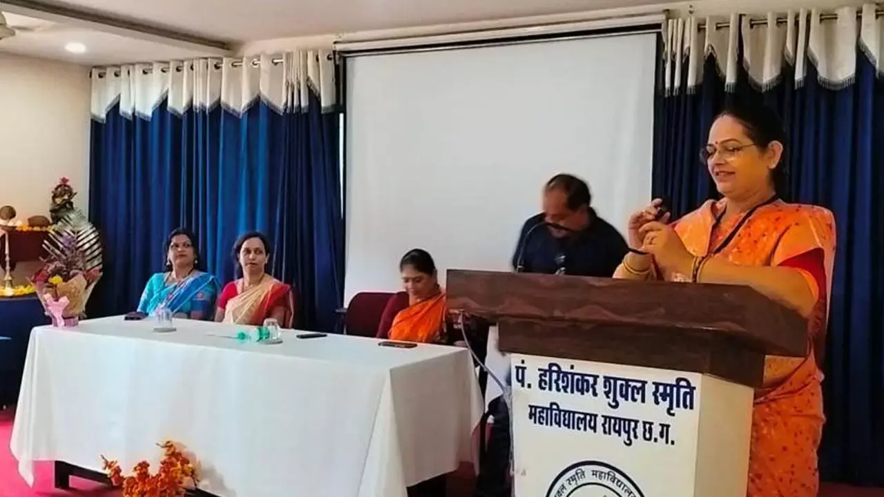 पं. हरिशंकर शुक्ल स्मृति महाविद्यालय में “ हिन्दी - दिवस  समारोह...