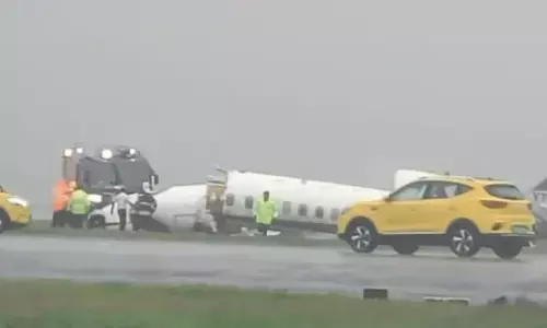 Mumbai Plane Crash: मुंबई एयरपोर्ट पर भारी बारिश के बीच रनवे से फिसला प्‍लेन, तीन लोग घायल
