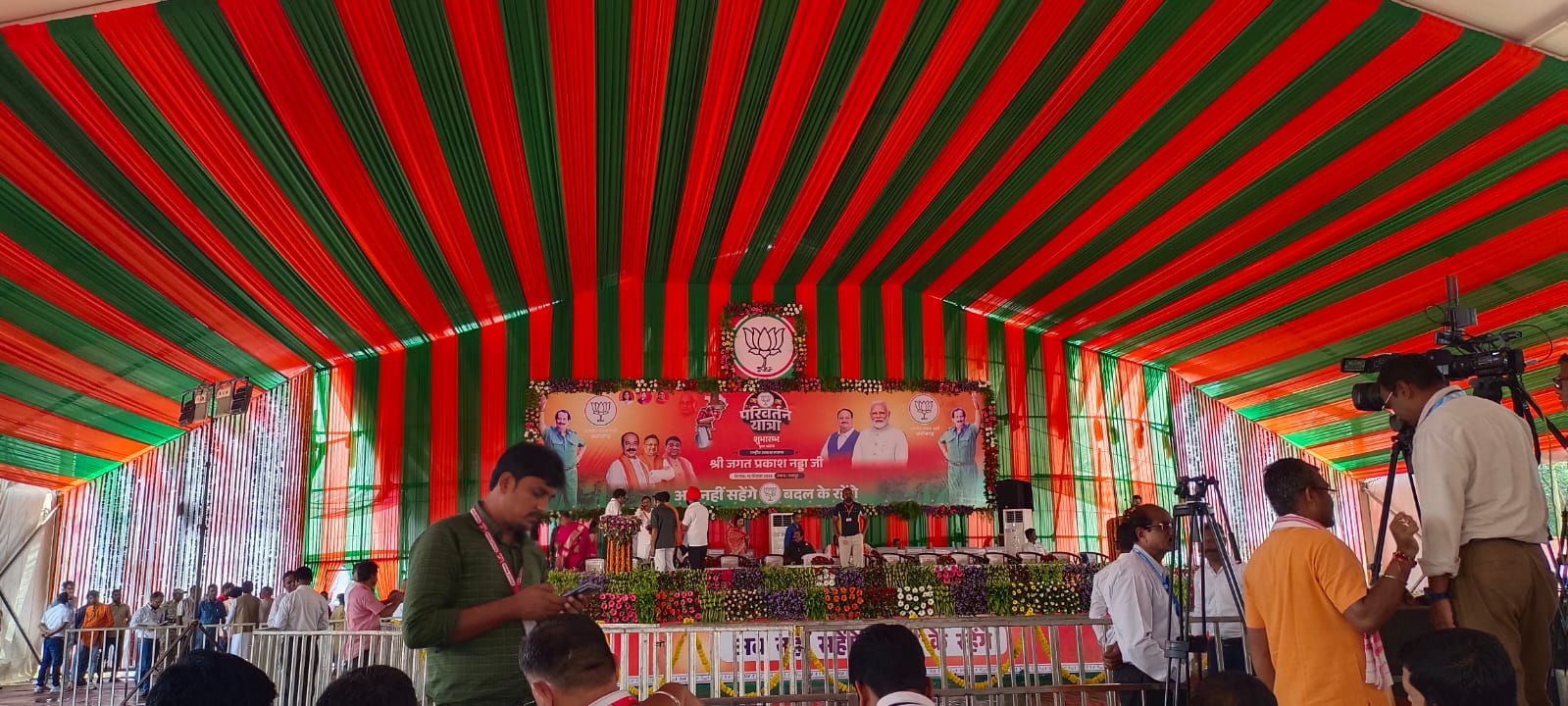 जशपुर में कार्यक्रम स्थल पर लोगों की भीड़ जशपुर में कार्यक्रम स्थल पर लोगों की भीड़