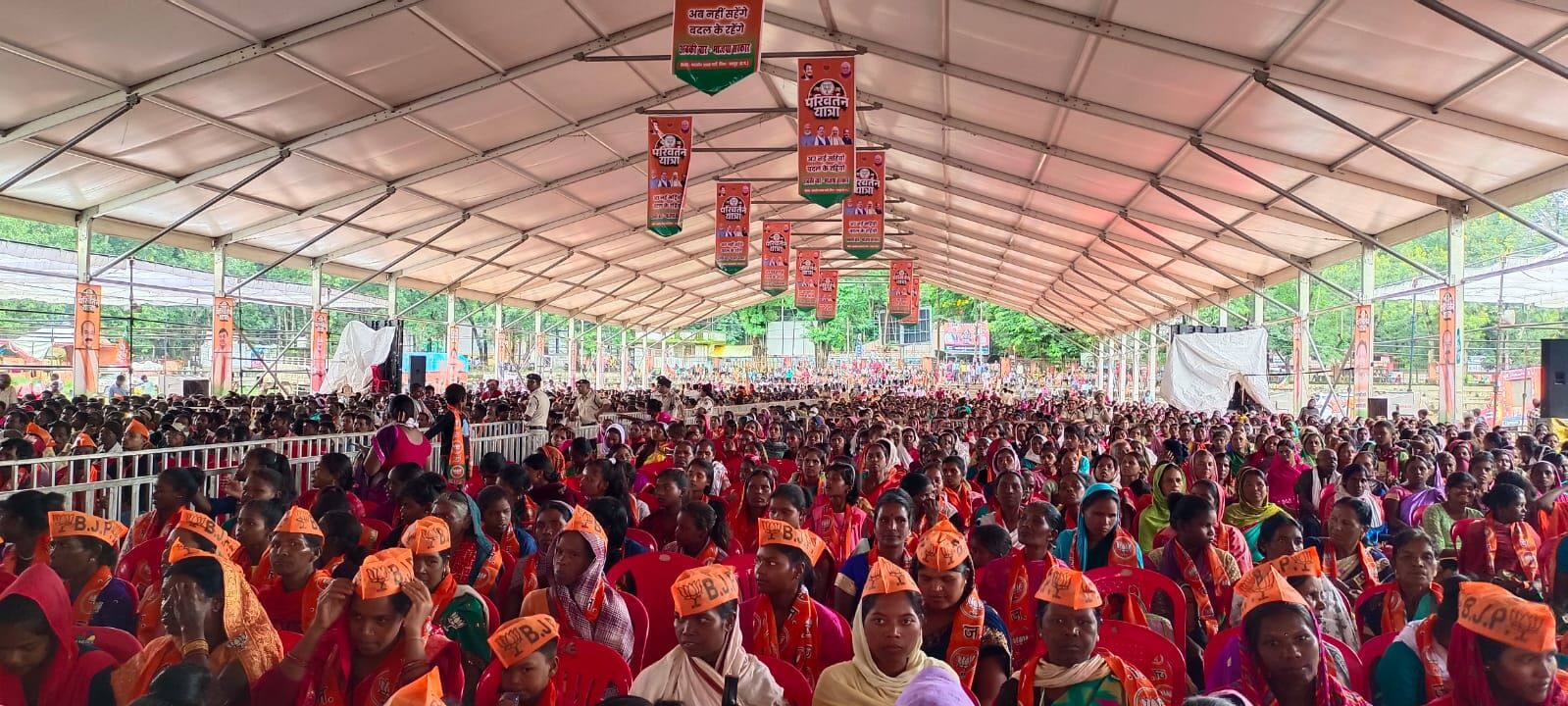 जशपुर में कार्यक्रम स्थल पर लोगों की भीड़ जशपुर में कार्यक्रम स्थल पर लोगों की भीड़
