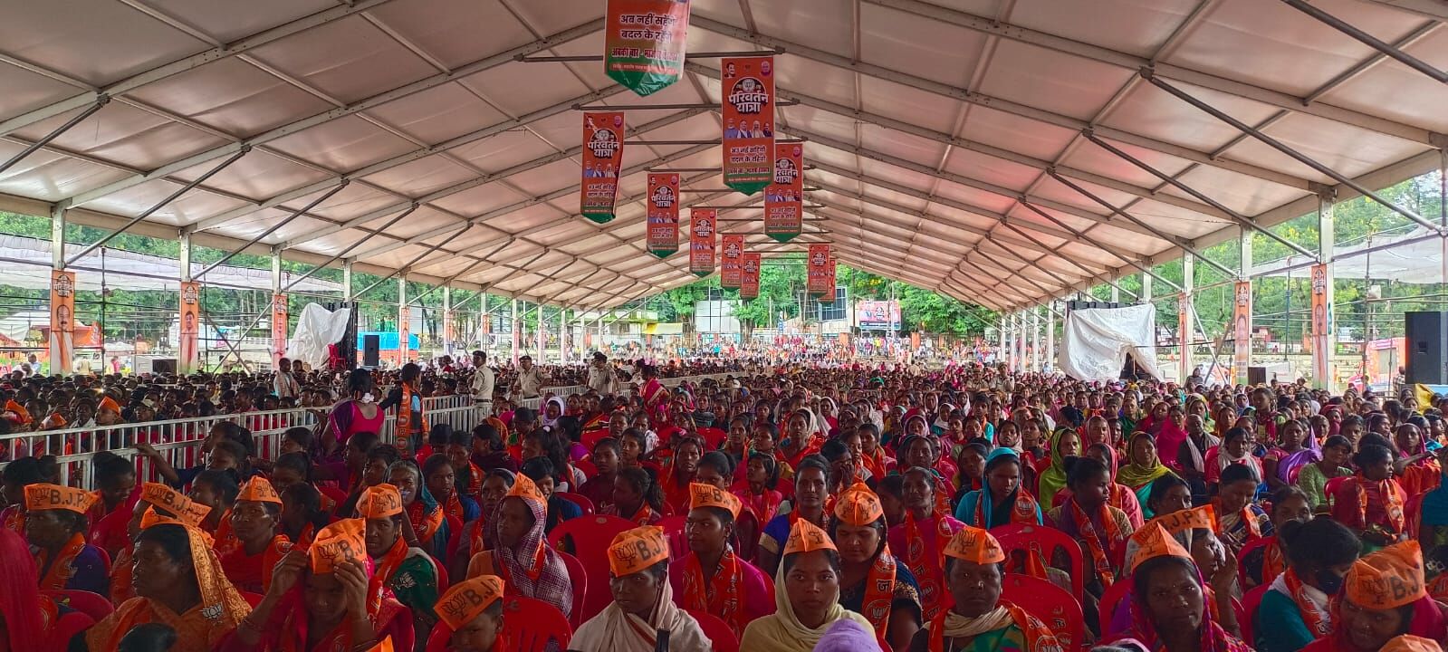 जशपुर में कार्यक्रम स्थल पर लोगों की भीड़ जशपुर में कार्यक्रम स्थल पर लोगों की भीड़