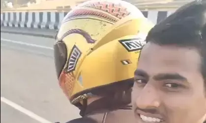 MS Dhoni News: धोनी ने रांची में युवा क्रिकेटर को बाइक पर दी लिफ्ट, इंटरनेट पर वायरल हुआ वीडियो