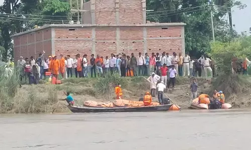 हादसों वाला गांव : बिहार के इस गांव में नाव के सहारे गुजरती है जनता की जिंदगी