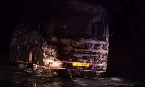 CG बाल-बाल बचे स्कूली बच्चे, चलती बस में लगी आग, बड़ा हादसा टला, जलकर खाक हुई बस