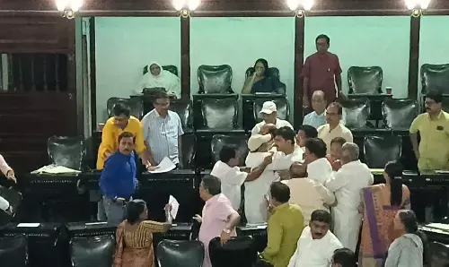 Kolkata Municipal Corporation: कोलकाता नगर निगम बना जंग का मैदान, TMC और BJP पार्षदों के बीच हाथापाई