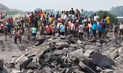 Dhanbad Landslide: धनबाद में जमीन फटने से समाई 3 महिलाएं, 18 घंटे बाद निकले गए शव