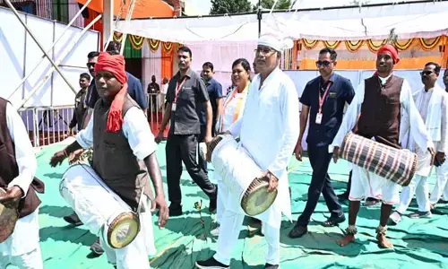 Video-जब CM भूपेश ने बजाया मांदर, झूमे भी: सीता फल का भी लिया स्वाद, बीजापुर जिले को कई सौगात...