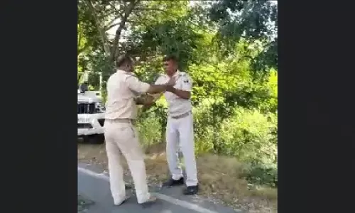 Bihar News: बीच सड़क पर भिड़ गए बिहार पुलिस के दो जवान, दोनों में जमकर हुई धक्कामुक्की