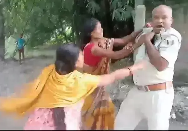 Bihar Police शराब पकड़ने गई पुलिस पर महिलाओं ने किया हमला, वायरल हो रहा पिटाई का वीडियो