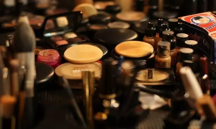 Ahmedabad Crime News: अहमदाबाद क्राइम ब्रांच ने Lakme Elle 18 कॉस्मेटिक्स की नकल करने के आरोप में 5 को पकड़ा