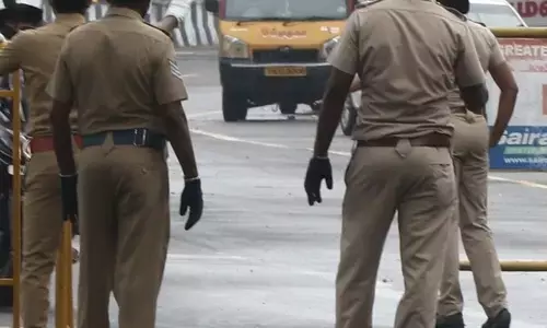 Bijapur News: बिना हेलमेट और सीट बेल्ट के गाड़ी चलाते पकड़े गए तो पुलिस फाइन नहीं बल्कि मिलेगा चाकलेट और गुलाब...