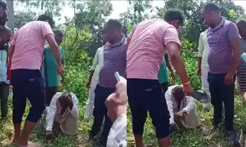 Madhya Pradesh News: मध्य प्रदेश में BJP नेता ने आदिवासी बुजुर्ग की चप्पल से जमकर की पिटाई, जानें क्या थी वजह