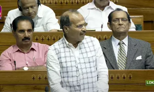 Breaking News: कांग्रेस नेता अधीर रंजन चौधरी का बड़ा आरोप, संविधान की कॉपी से गायब हुए दो अहम शब्द, यहां जानें