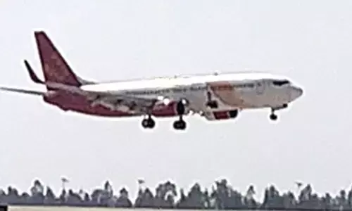 Spicejet Emergency Landing: विमान की खिड़की में दिखा कुछ ऐसा, कोलकाता में करनी पड़ी इमरजेंसी लैंडिंग