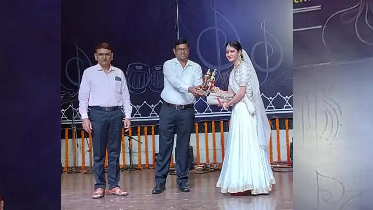 चक्रधर समारोह में रायपुर की अंजली शर्मा ने दी प्रस्तुति, सम्मानित हुई...