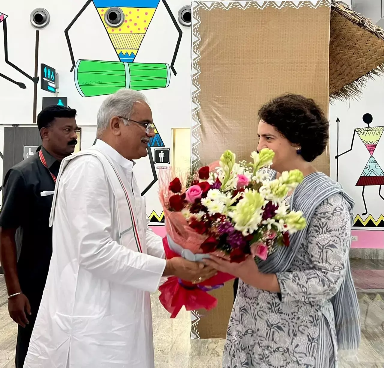 Priyanka Gandhis visit to Bhilai: प्रियंका गांधी पहुंची रायपुर, देखें एयरपोर्ट पर स्‍वागत की तस्‍वीरें, जाने क्‍या है उनका कार्यक्रम