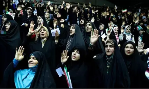 Iran New Dress Code: बिना हिजाब के महिला पकड़ी जाती है तो 10 साल की हो सकती है सजा, ईरान की संसद ने पारित किया नया बिल