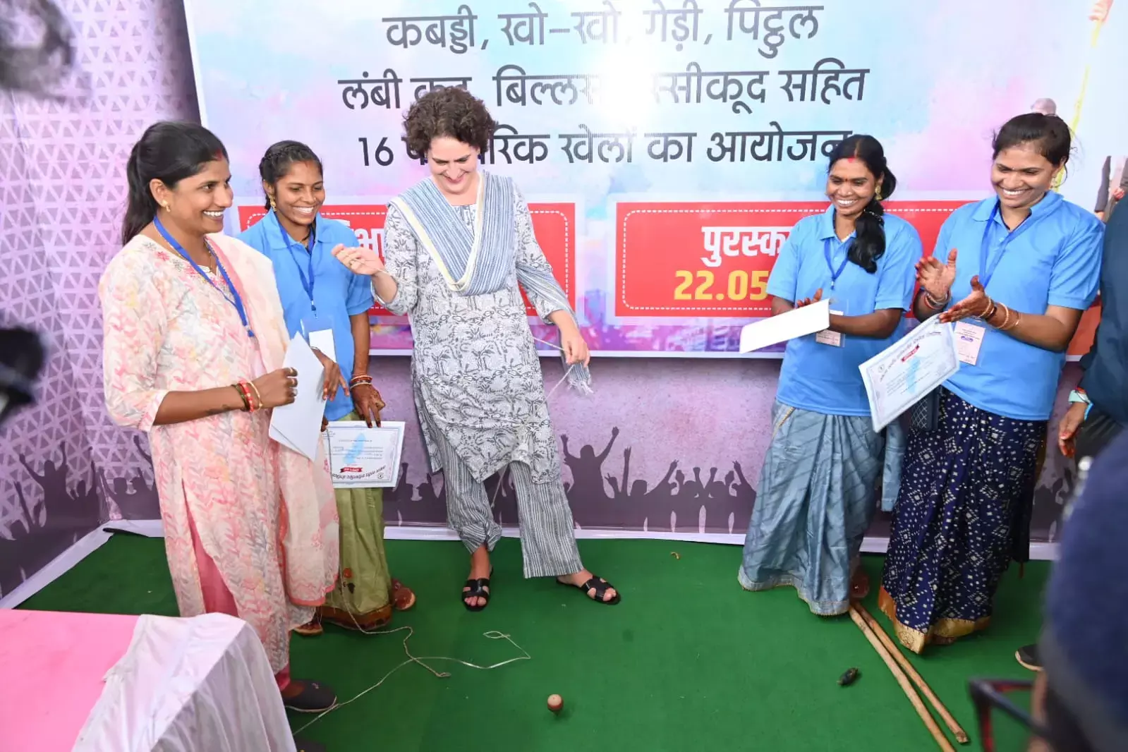 Priyanka Gandhis visit to Bhilai: प्रियंका गांधी ने चलाया लट्टू, बोलीं- बचपन में बहुत खेली हूं पिट्ठुल, गिल्ली डंडा, और कंचे