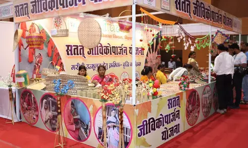 Bihar के इस मेले में महिलाओं को लुभा रहीं शराब की बोतल से बनी चूड़ियां