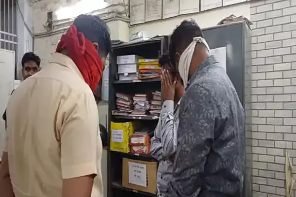 CG Raipur News: नाबालिग से गैंगरेप, बॉयफ्रेंड और उसके दोस्तों ने मल्टीलेवल पार्किंग के गार्ड रूम और कार में दिया घटना को अंजाम, 150 मीटर की दूरी पर ASP दफ्तर