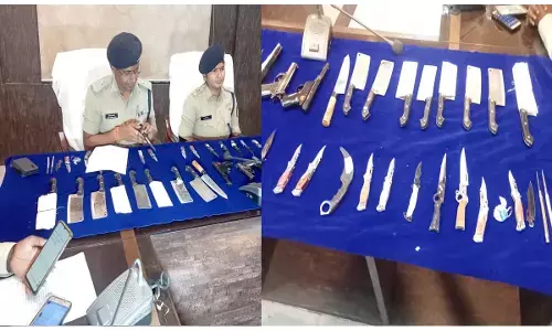 Janjgir News: चुनाव के मद्देनजर पुलिस का विशेष अभियान, ऑनलाइन शॉपिंग साइट से हथियार मंगवाने वालों से हुई हथियारों की बड़ी जब्ती