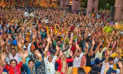 Mathura Barsana News: मथुरा के बरसाना में बड़ा हादसा, राधा जन्मोत्सव में दम घुटने से 2 श्रद्धालुओं की मौत