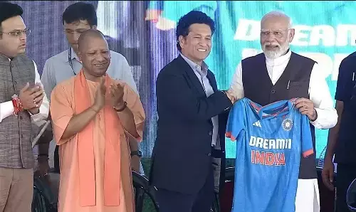 Varanasi Stadium News: वाराणसी में PM मोदी ने रखी स्टेडियम की आधारशिला, सचिन तेंदुलकर ने भेंट की जर्सी