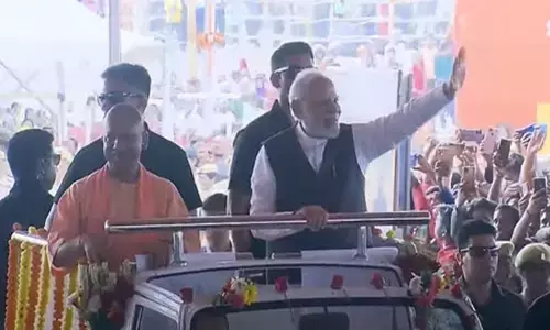 Varanasi News: PM मोदी की सुरक्षा में चूक: काफिले के अंदर कूदा युवक, पुलिसकर्मियों के फूले हाथ-पैर